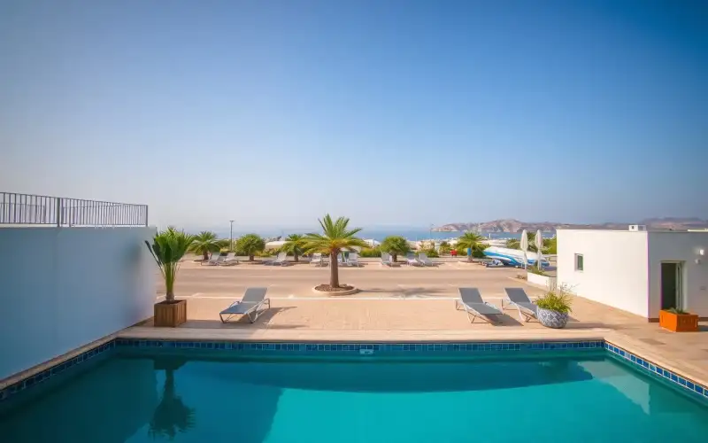 Moderne Villa mit Pool in Zypern, ideal für Reisende, die Komfort und Nähe zum Flughafen Paphos suchen